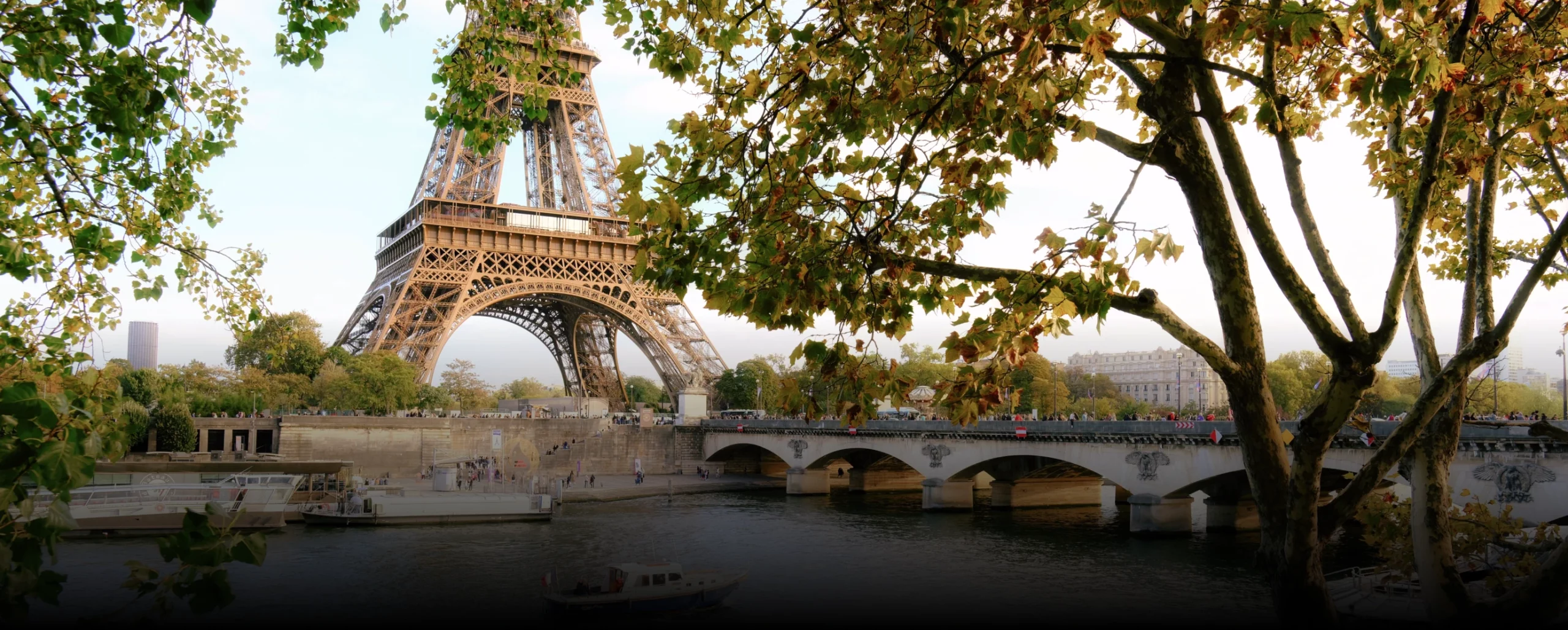 Wedding ceremony with a view of the Eiffel Tower organized by a Paris wedding planner.