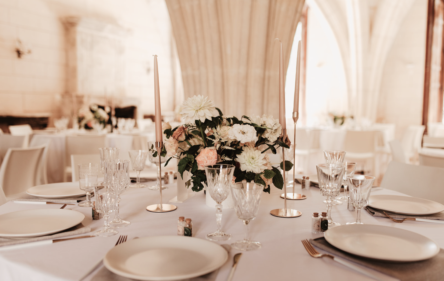 Elegant table decoration for a Paris wedding organized by a wedding planner in Paris.