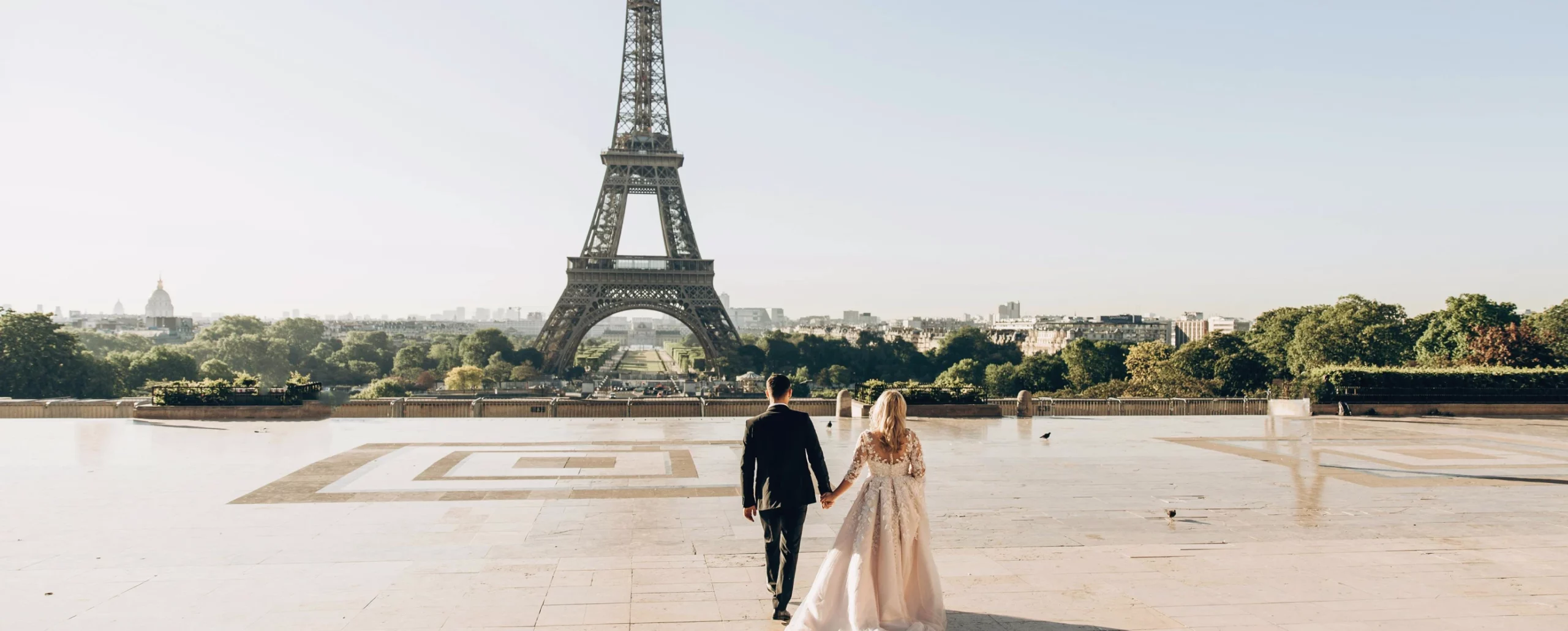 Wedding ceremony with a view of the Eiffel Tower organized by a Paris wedding planner.