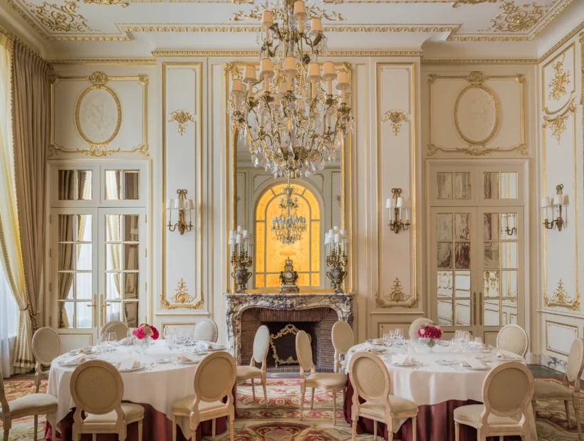 58 / 5 000 reception room of the ritz in paris with chandelier and white and gold moldings