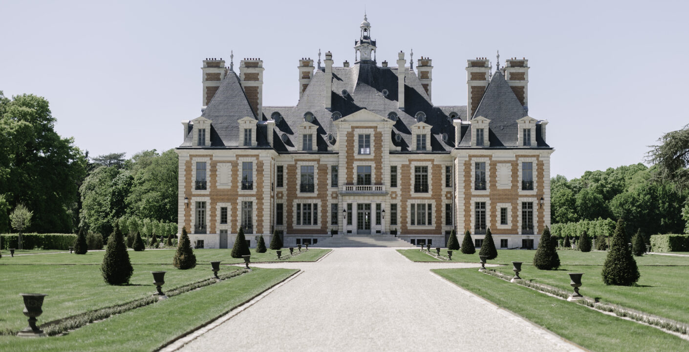 Big chateau, french garden and blue sky for a perfect wedding day.