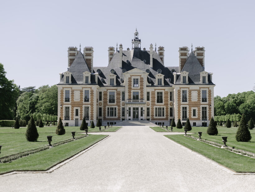 Big chateau, french garden and blue sky for a perfect wedding day.